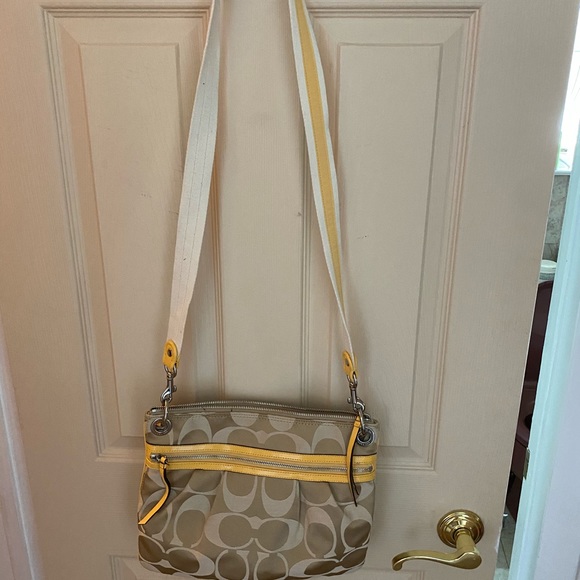 Coach bag with optional shoulder strap